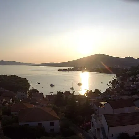 Guest house For Two Persons With Sea View In Near The Trogir
